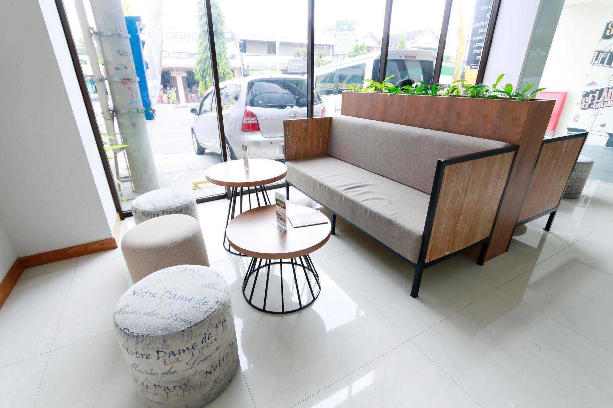 Yellow Star Gejayan Hotel Yogyakarta Dış mekan fotoğraf
