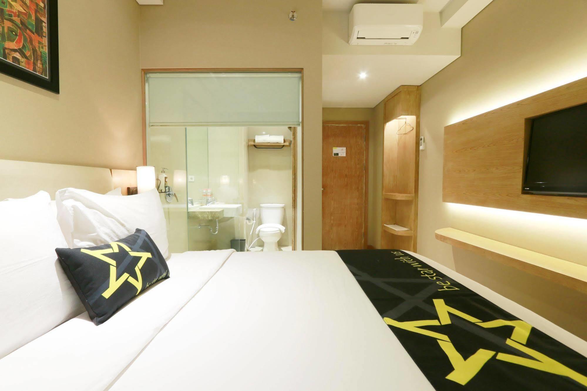 Yellow Star Gejayan Hotel Yogyakarta Dış mekan fotoğraf