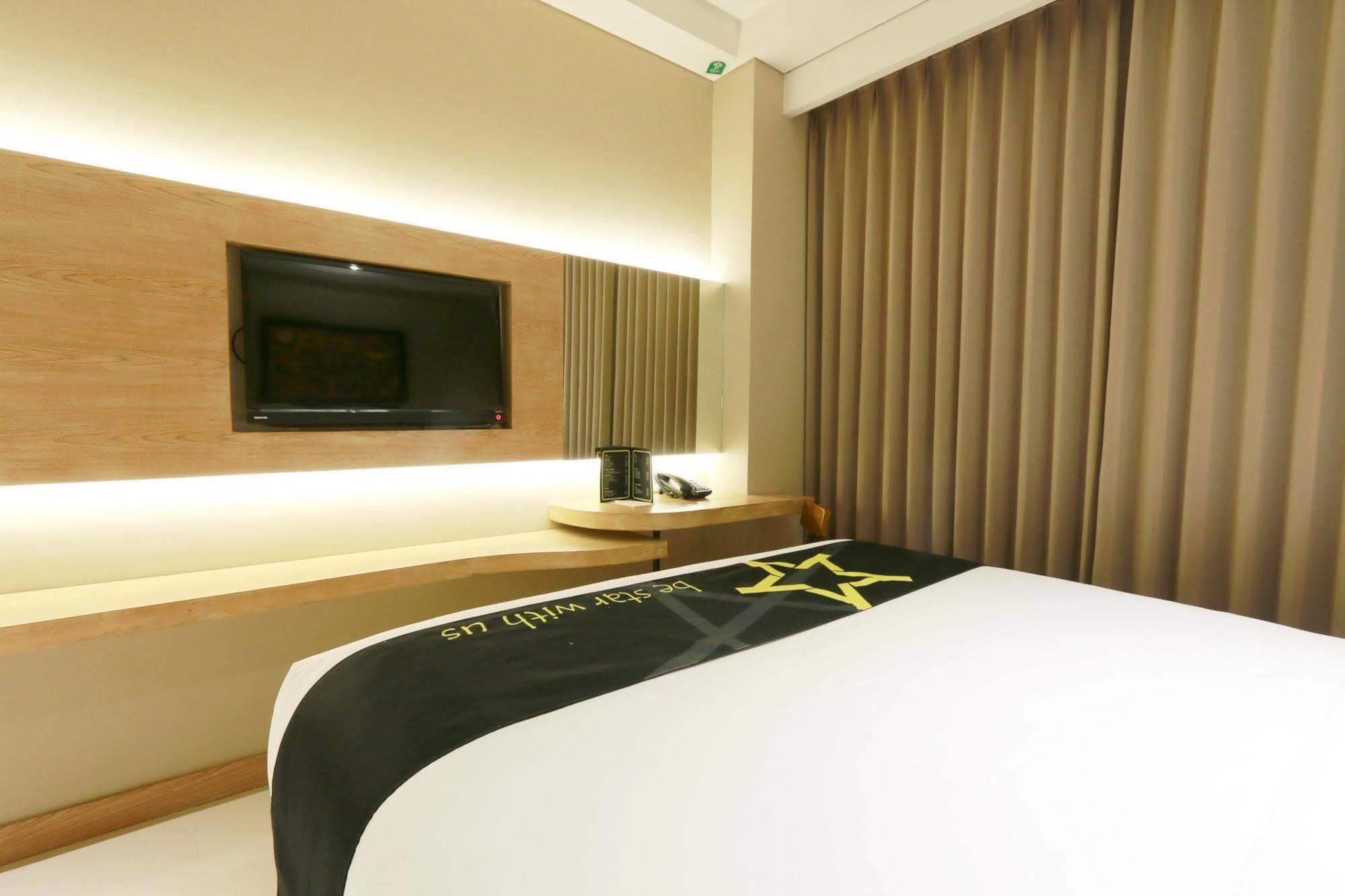 Yellow Star Gejayan Hotel Yogyakarta Dış mekan fotoğraf