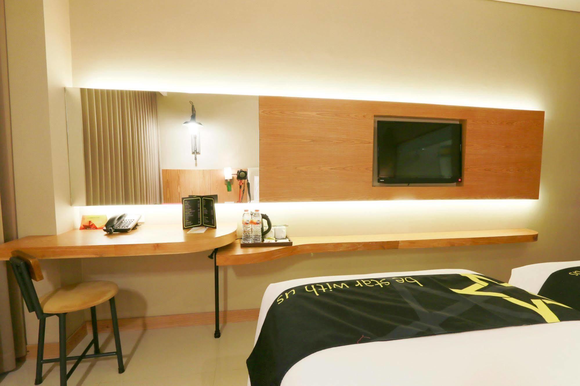 Yellow Star Gejayan Hotel Yogyakarta Dış mekan fotoğraf