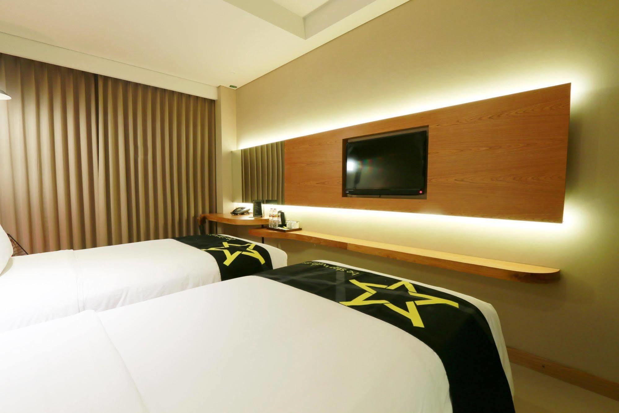 Yellow Star Gejayan Hotel Yogyakarta Dış mekan fotoğraf