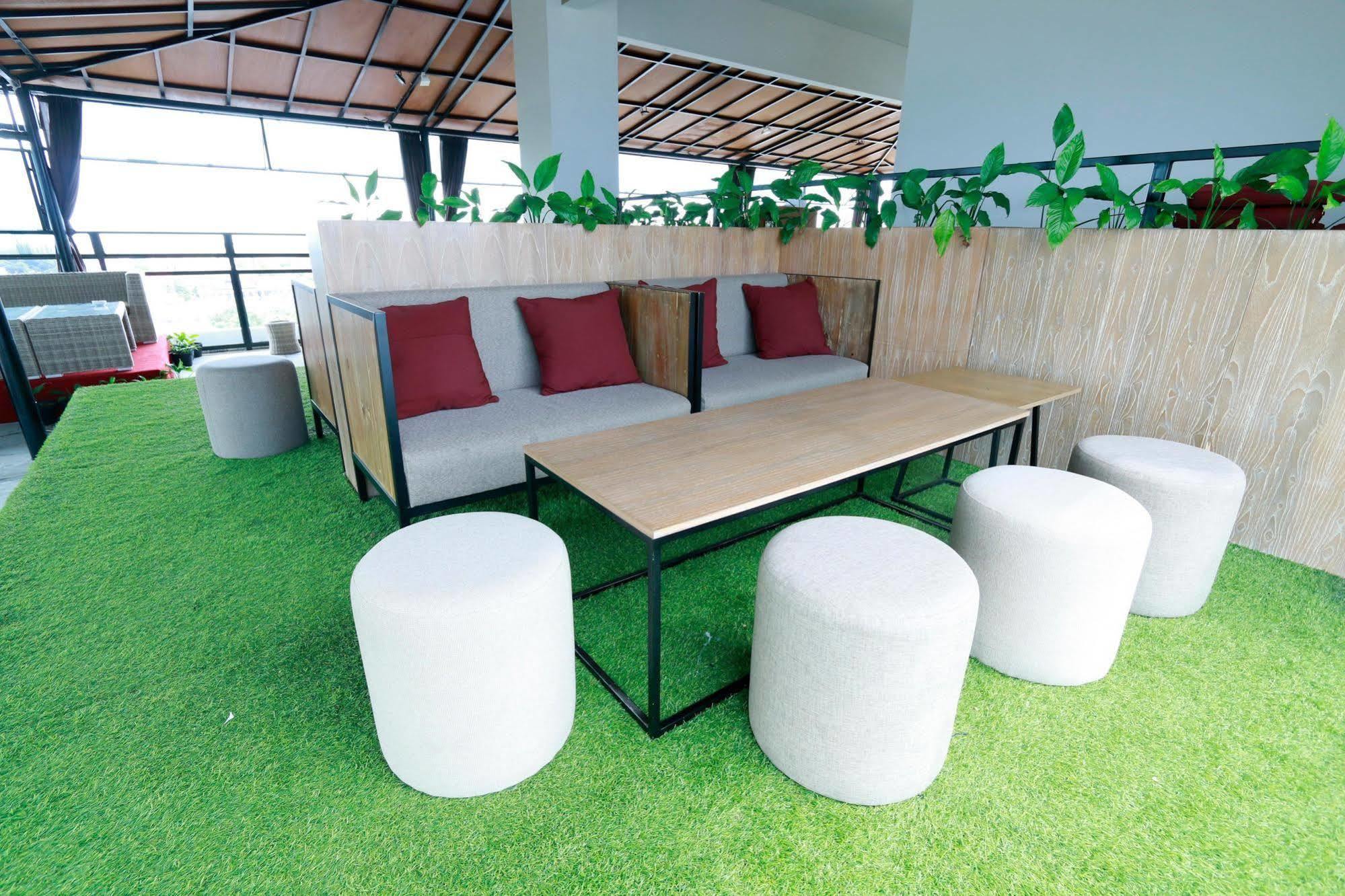 Yellow Star Gejayan Hotel Yogyakarta Dış mekan fotoğraf